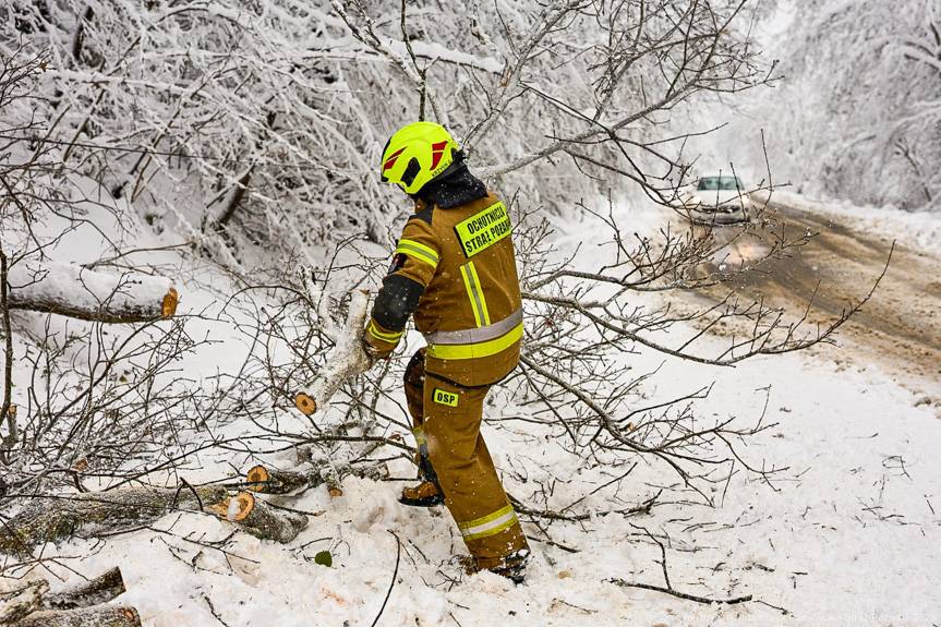 Ponad tysiąc interwencji strażaków po intensywnych opadach śniegu