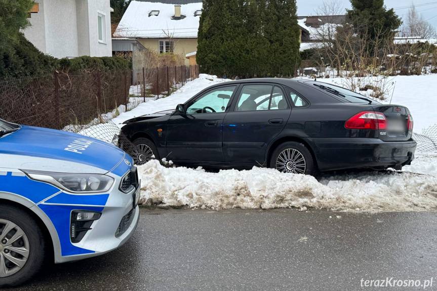 Mazdą prosto w ogrodzenie. Kolizja w Krościenku Wyżnym