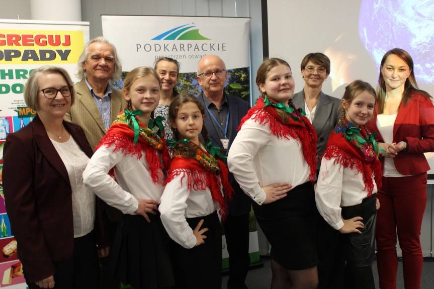 Rogi. Na ludowo o segregowaniu starych ubrań, zobacz teledysk