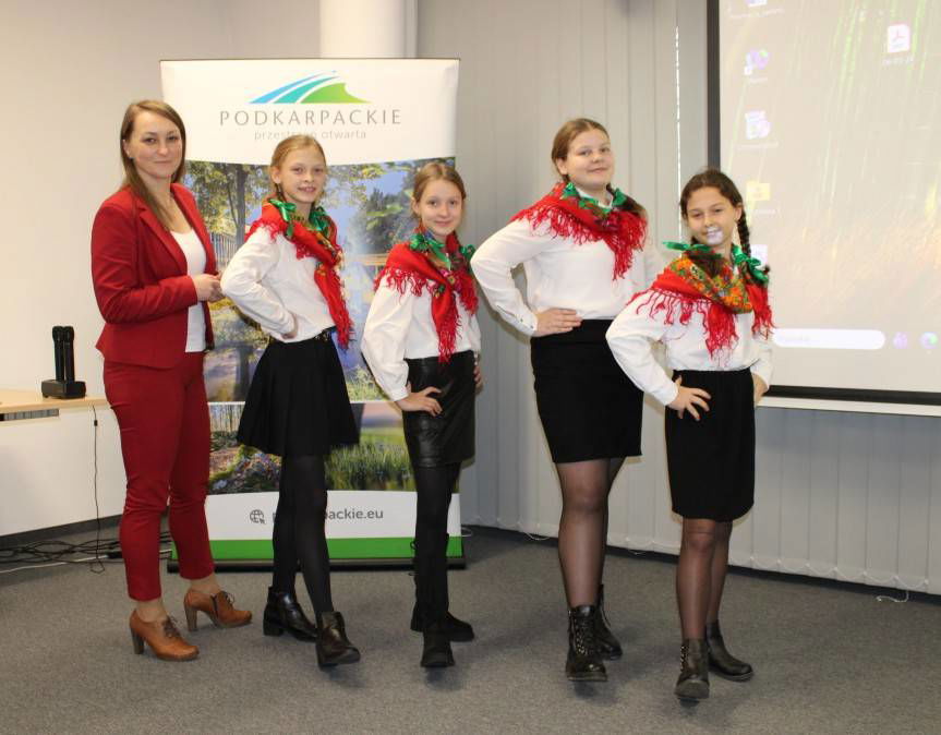 Rogi. Na ludowo o segregowaniu starych ubrań, zobacz teledysk