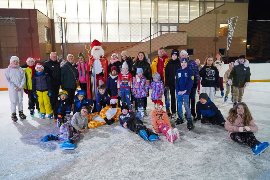 Mikołajkowa zabawa na lodowisku w Jedliczu