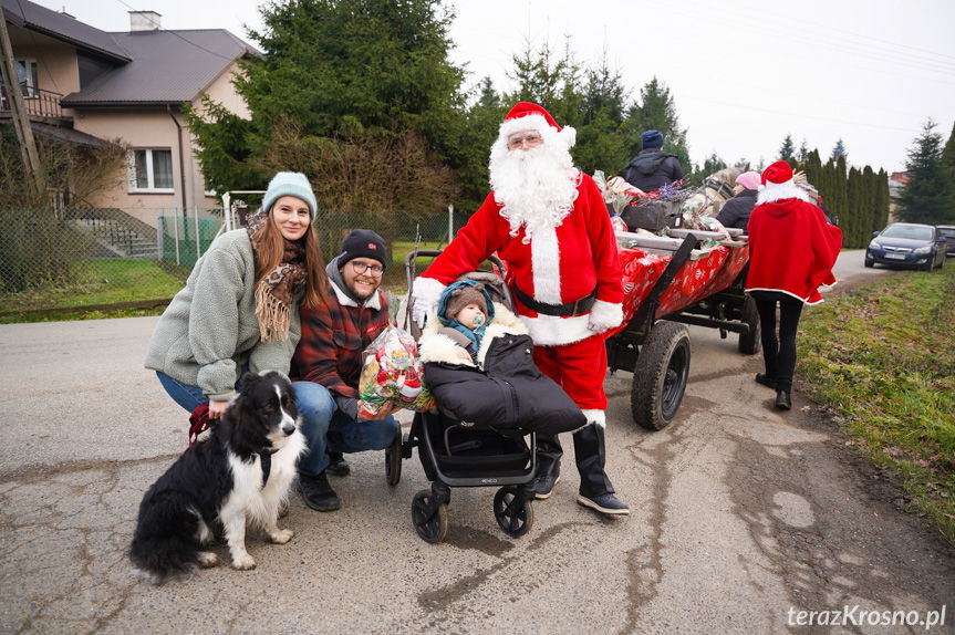 Święty Mikołaj odwiedził Świerzową Polską. Rozdał 400 paczek!