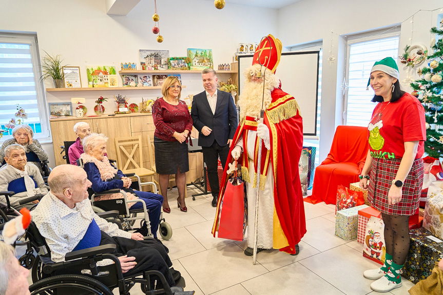 Paczki pełne marzeń trafiły do seniorów