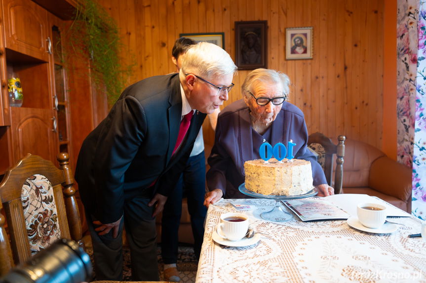 Tort, kwiaty i prezydent z życzeniami. Setne urodziny Pani Marii