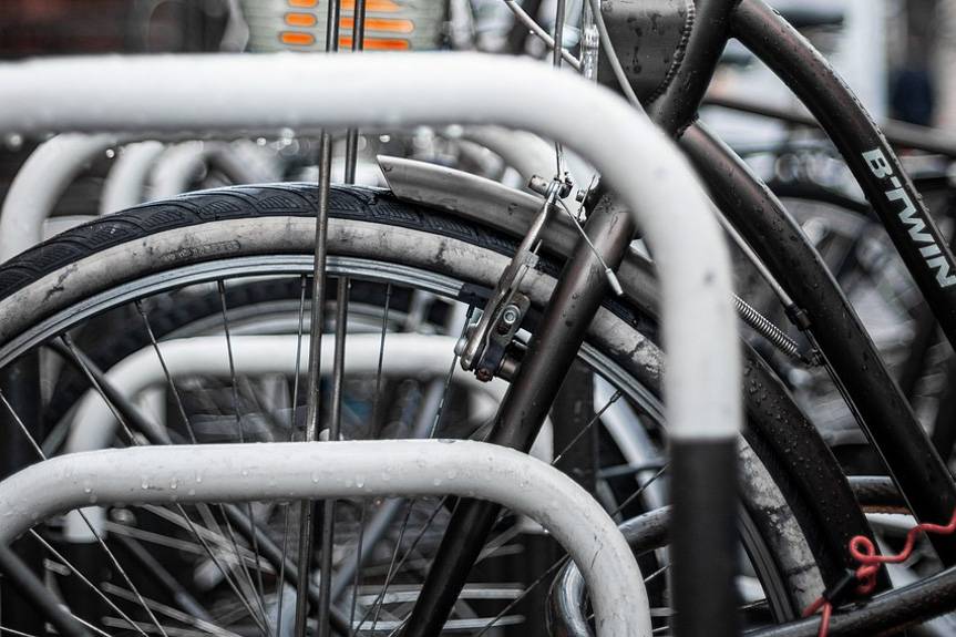 Rowerowa jazda zygzakiem zakończona wysokim mandatem