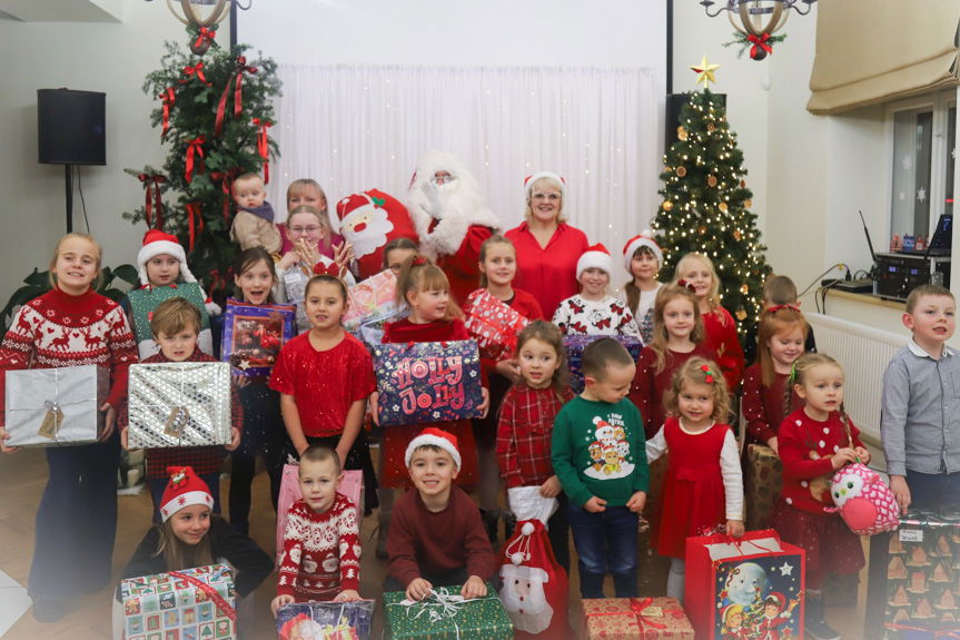 Mikołaj odwiedził dzieci, przyjeżdżając czerwonym pociągiem