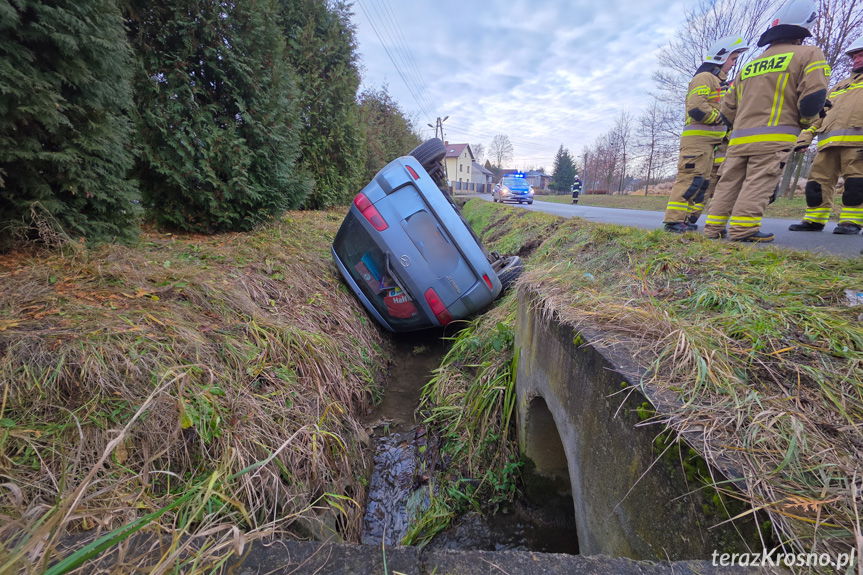 Straciła panowanie nad autem. Pojazd wylądował w rowie