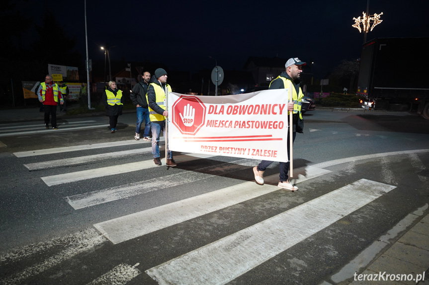 Uczestnicy protestu na rondzie w Miejscu Piastowym