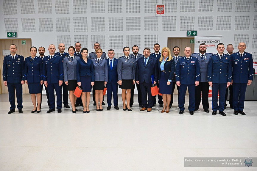 Krew ratująca życie - policjanci odebrali odznaczenia