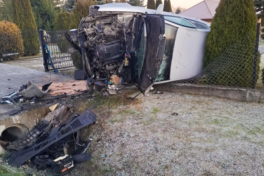 Kierujący samochodem uderzył w przepust i ogrodzenie posesji