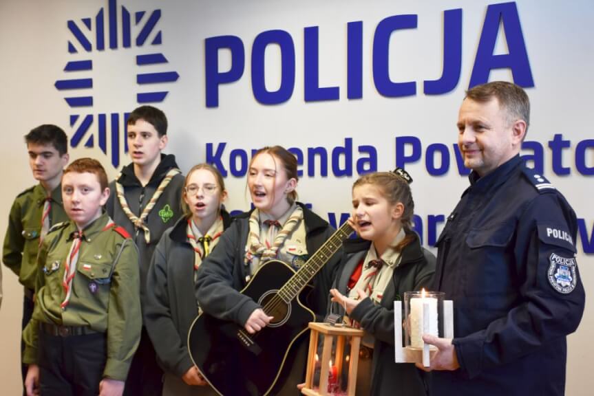 Betlejemskie Światło Pokoju zaświeciło w jarosławskiej komendzie