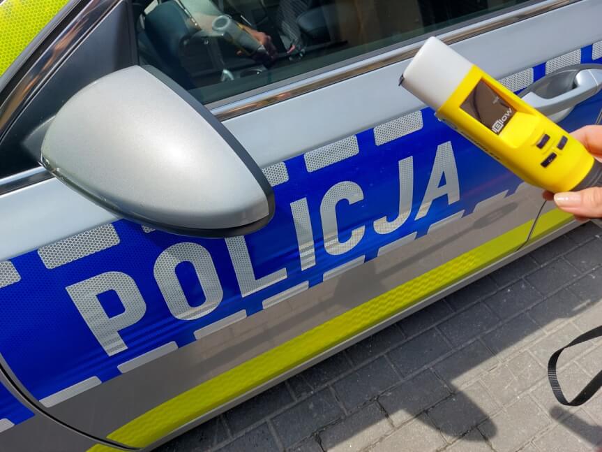 Audi w rowie i volkswagen na drodze. Policja zatrzymała pijanych