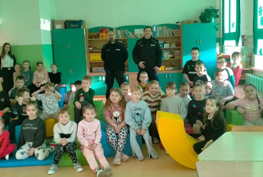 Dzielnicowi z Brzeźnicy odwiedzili dzieci