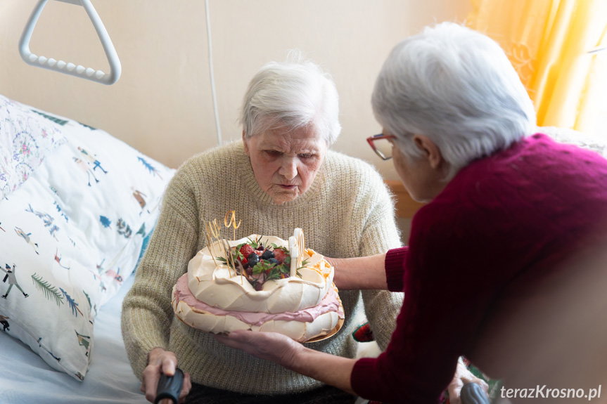 Czesława Kolanka zdmuchuje świeczki na torcie z okazji 100 lat