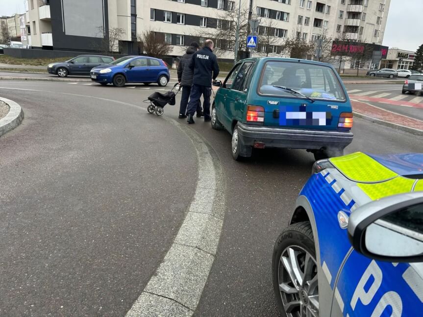 Policjanci zauważyli pieszego na jezdni i zapobiegli tragedii
