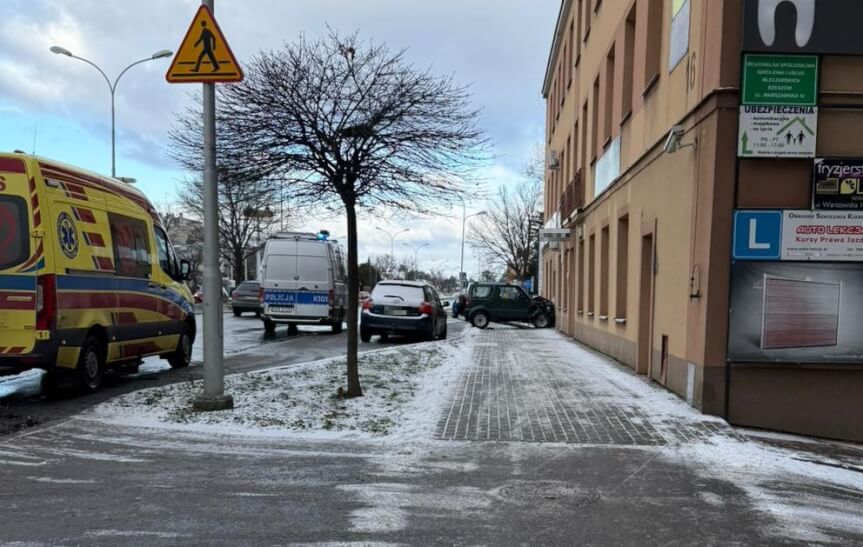 Wypadek na ulicy Warszawskiej w Rzeszowie. Dwie osoby trafiły do szpitala