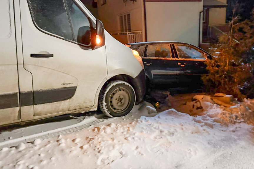 Za szybko jechał, wjechał w zaparkowany samochód