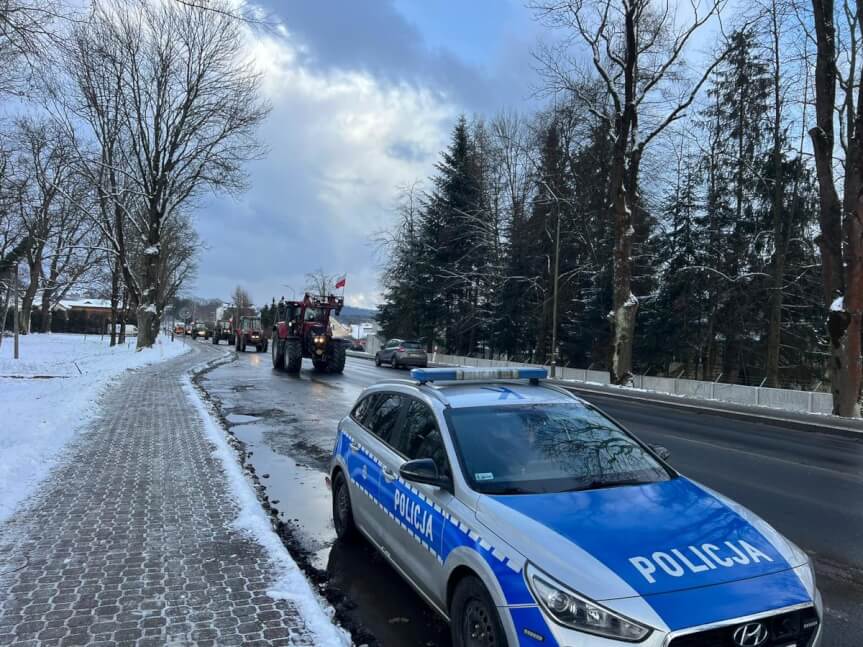 Lescy policjanci dbali o bezpieczeństwo podczas protestów rolników