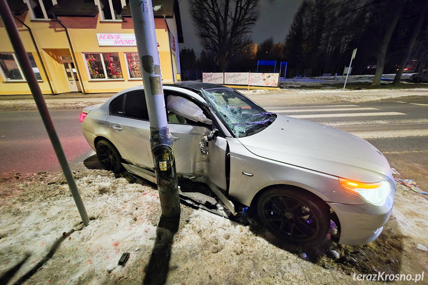 Młody kierowca nie opanował BMW. Pasażerka trafiła do szpitala
