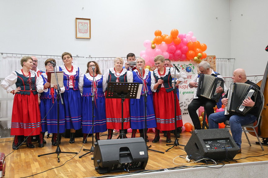 Wspólne granie i śpiewanie podczas "Spotkania ludzi z pasją"
