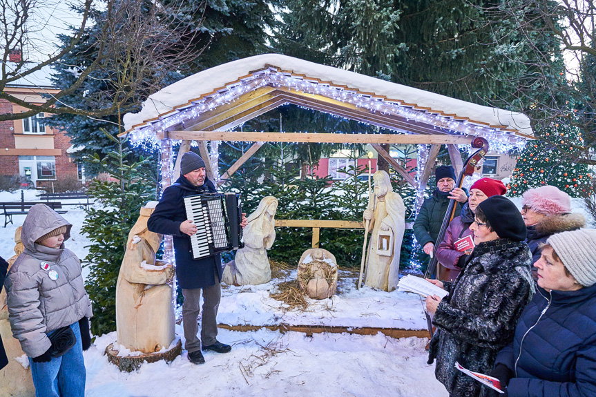 Wspólne kolędowanie przy szopce