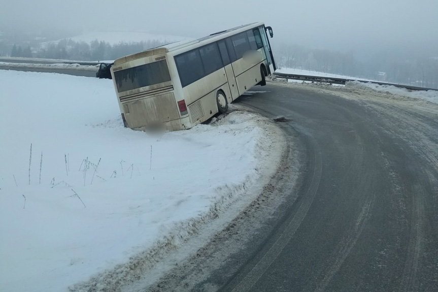 Zdarzenie drogowe autobusu na krętym odcinku w Izdebkach