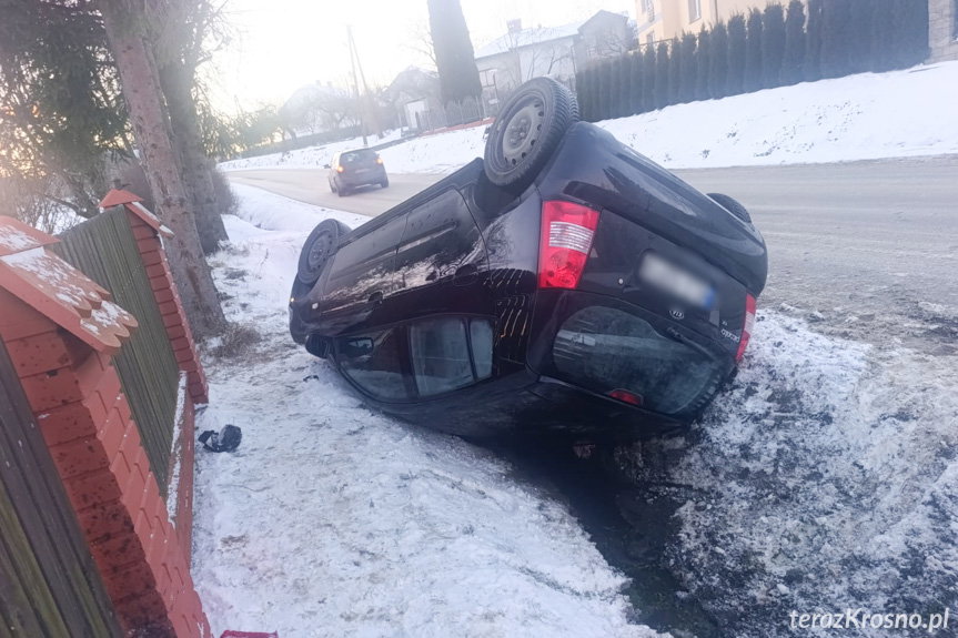 Śliska droga w Kobylanach. Samochód wylądował na dachu