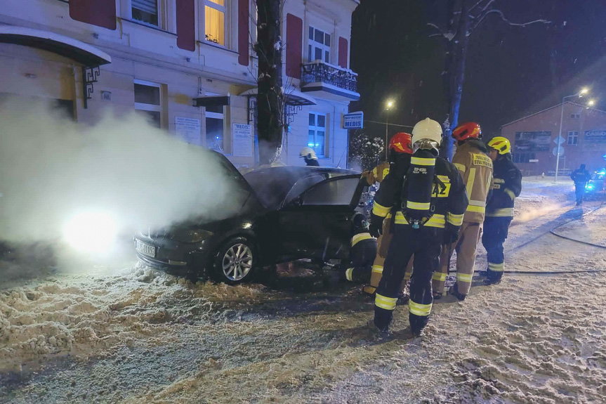 Interwencja służb przy pożarze BMW