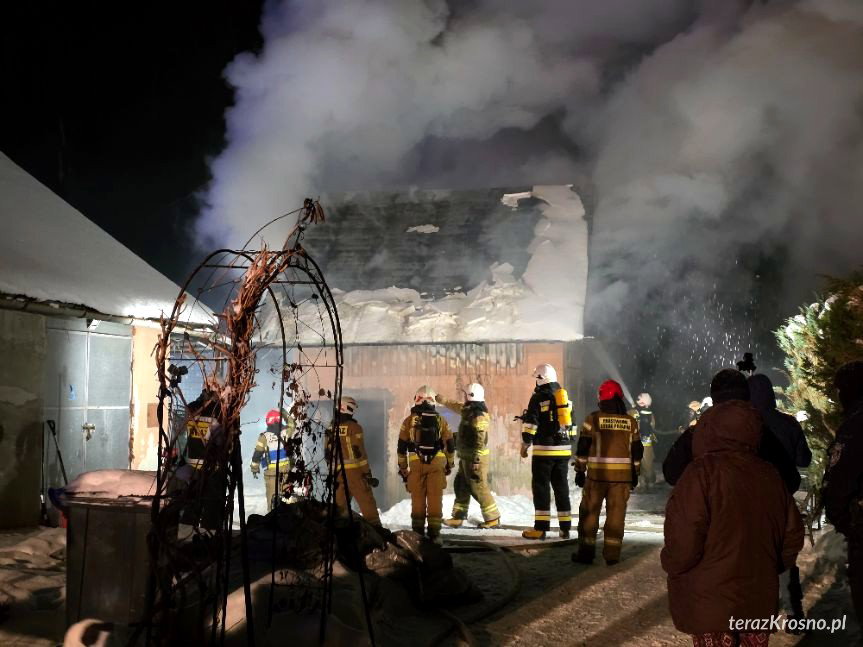 Pożar budynku gospodarczego w Krośnie. Doszło do wybuchów