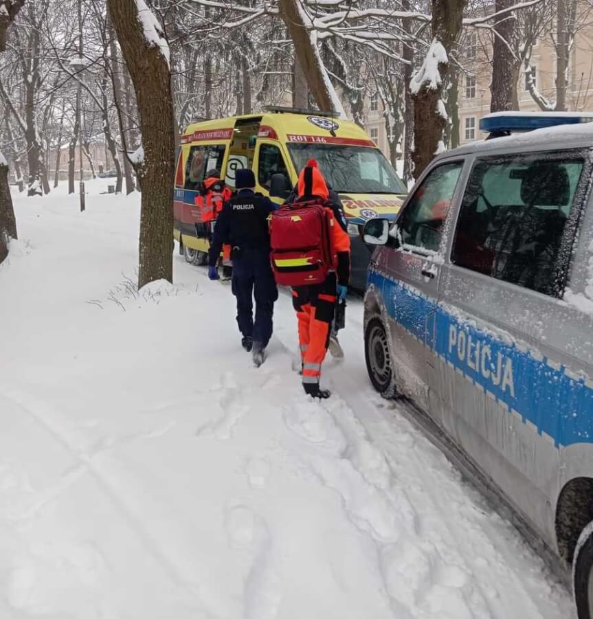 Policjanci uratowali mężczyznę przed wychłodzeniem