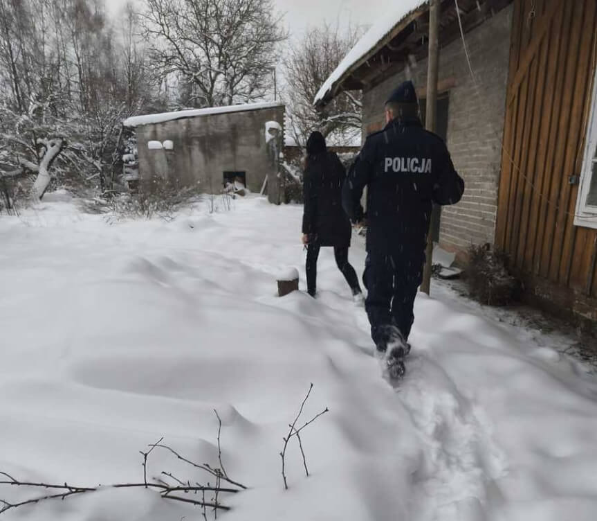 84-latka wyszła z domu w środku nocy. Policjanci odnaleźli rodzinę