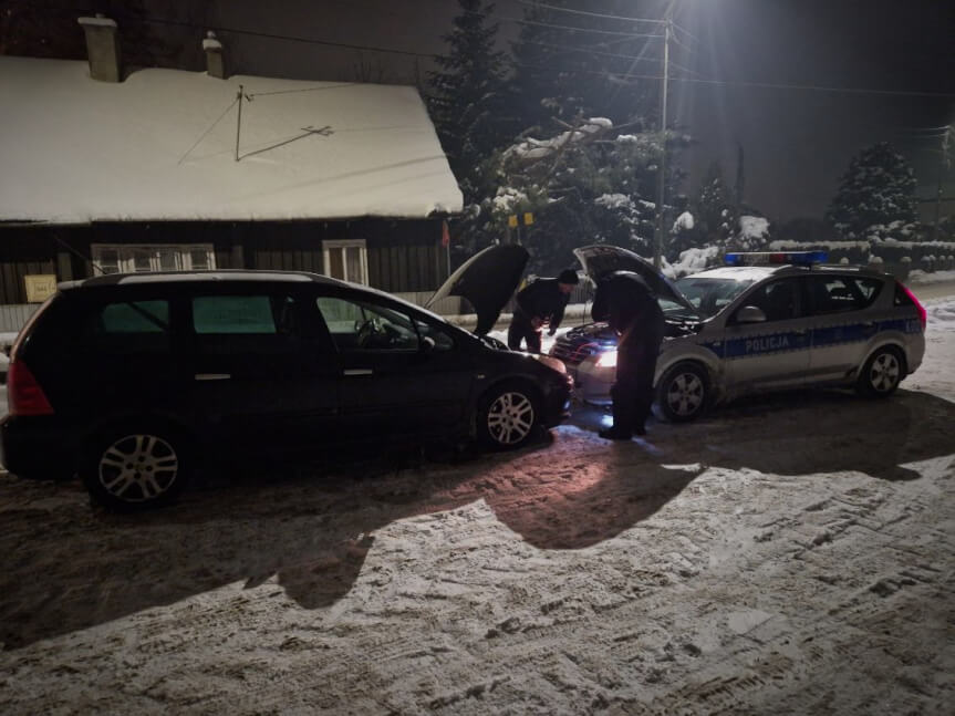 Policyjna pomoc w środku zimnej nocy