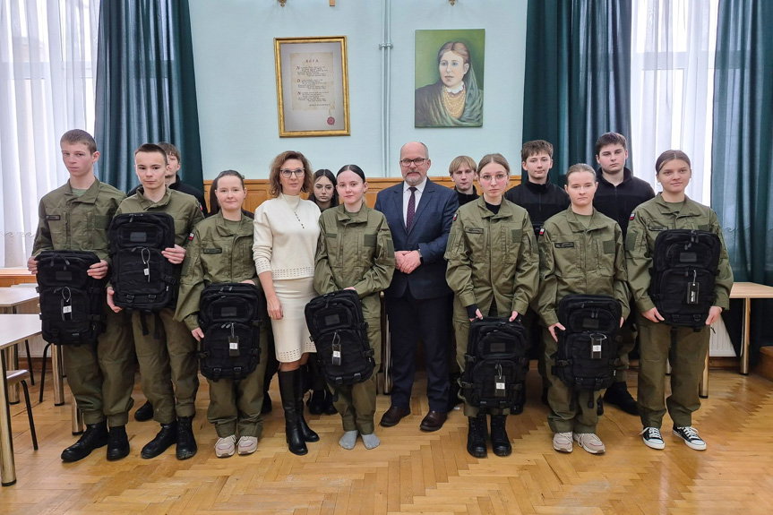 Klasa mundurowa LO w Jedliczu z profesjonalnym wyposażeniem