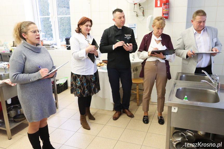 Uczestnicy konkursu na najlepszego ucznia w zawodzie cukiernik w Krośnie