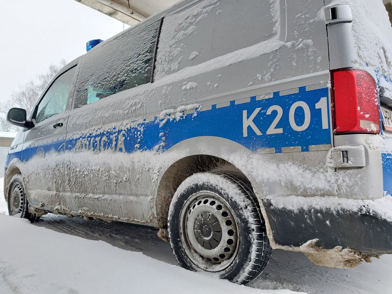 65-latka w śniegu. Jeden telefon ocalił życie