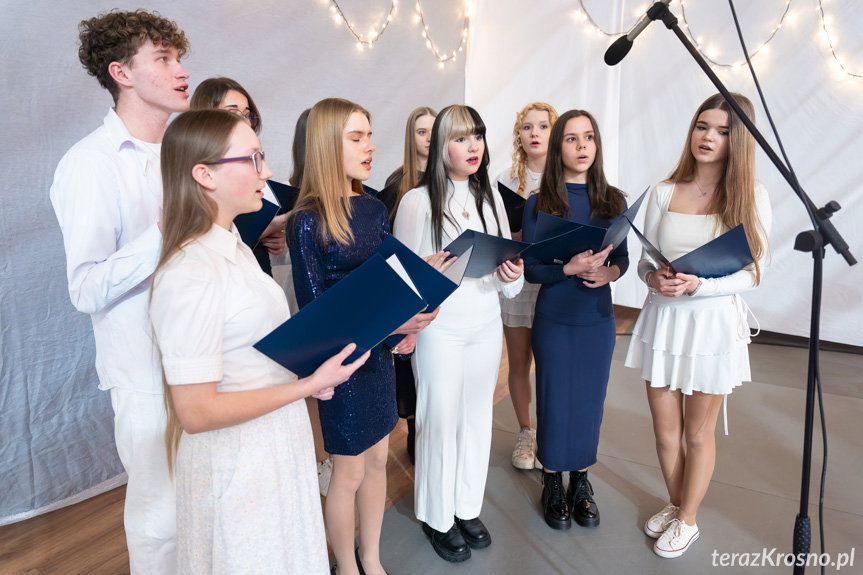 Uczniowie śpiewają podczas studniówki II Lo w Krośnie