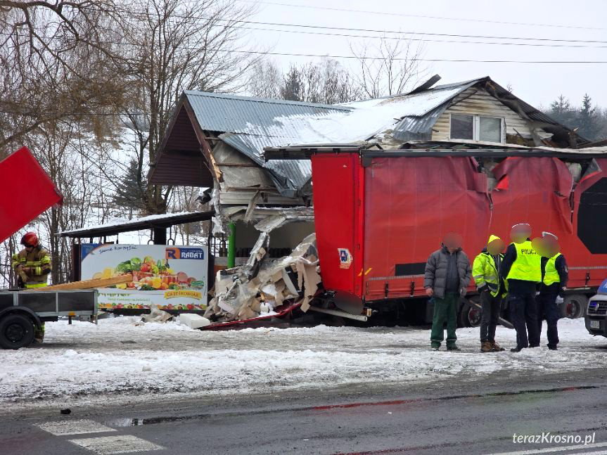 Poważny wypadek na DK73 w Jaśle. Ciężarówka uderzyła w budynek