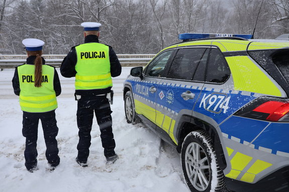 Policjanci pomogli turystom, którzy przyjechali na wypoczynek w Bieszczady