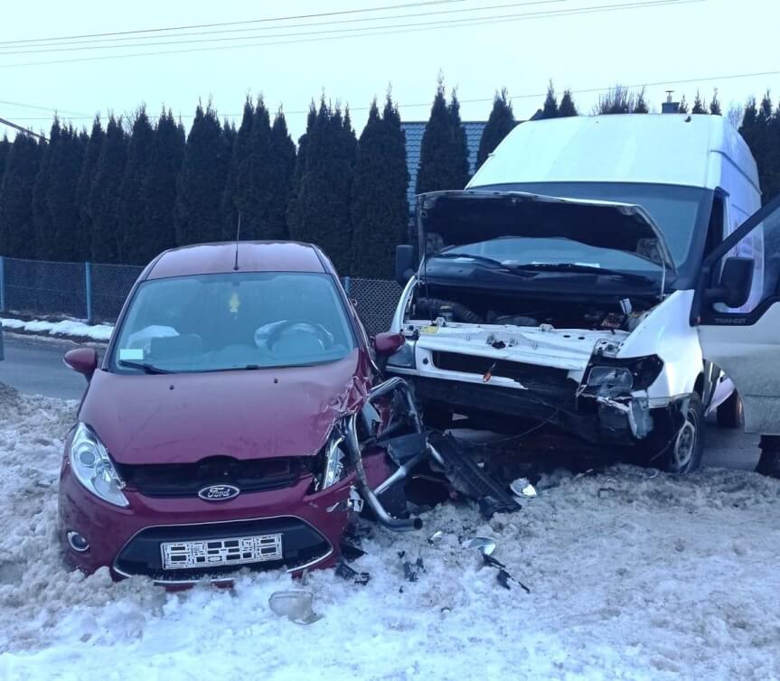 Zdarzenie drogowe w miejscowości Łopuszka Wielka. Dwie osoby zostały poszkodowane