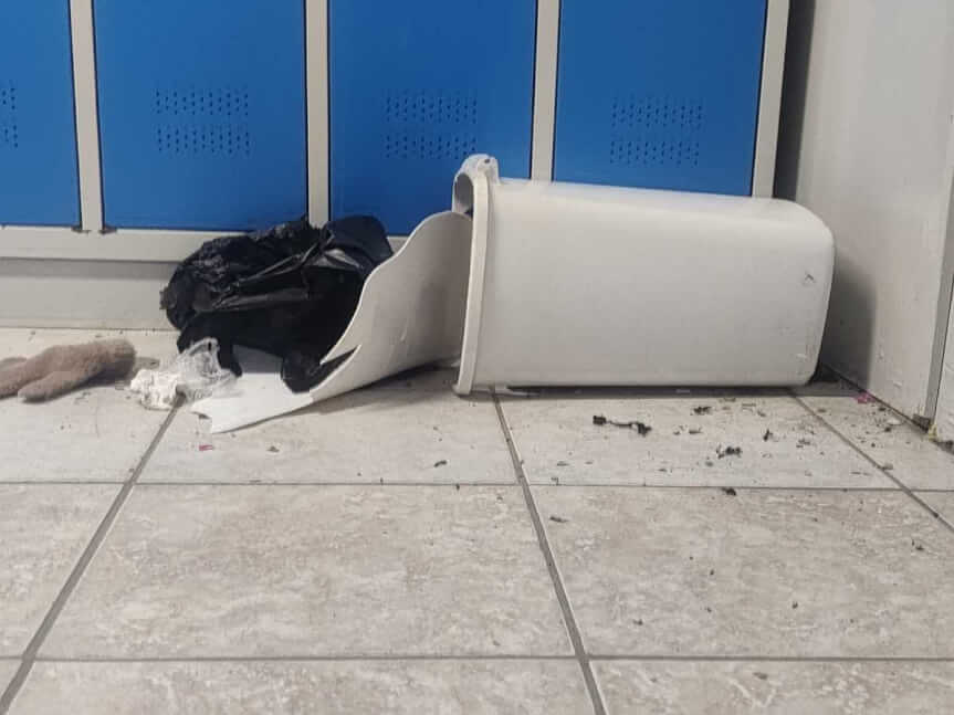Odpalił petardę na korytarzu szkolnym