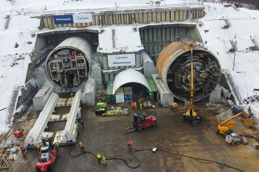 Złożona operacja na placu budowy S19. Trwa obrót maszyny TBM