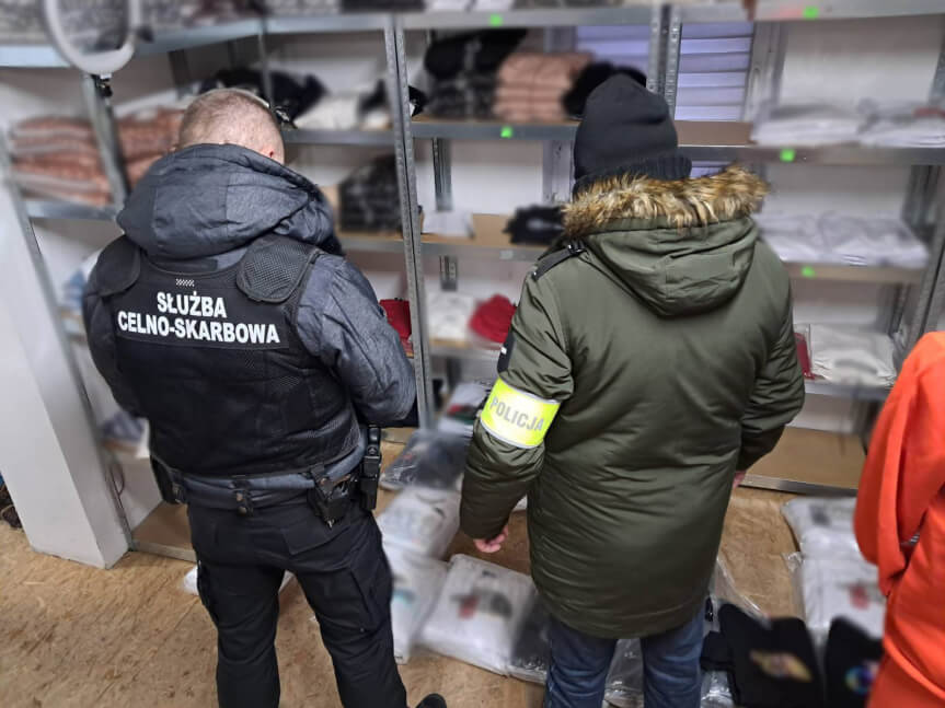 Sprzedawali podróbki przez transmisje na żywo. Trzy osoby zatrzymane