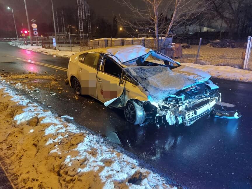 Staranował rogatki i wjechał w budynek. Miał prawie 2 promile