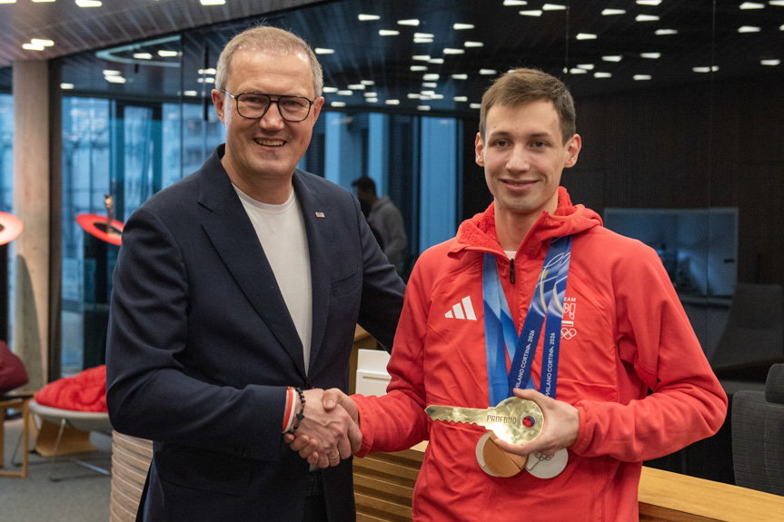 Trzy medale i klucze do mieszkania. Firma z podkrośnieńskimi korzeniami nagradza olimpijczyka
