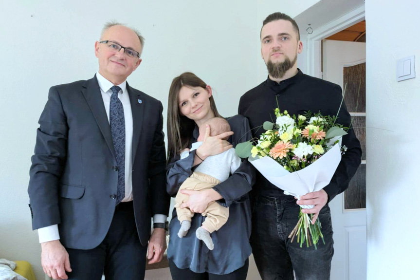 Wójt odwiedził pierwszego noworodka w gminie Korczyna