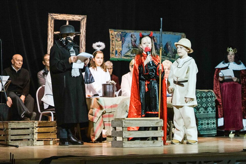 Wspólna opowieść seniorów i dzieci na korczyńskiej scenie