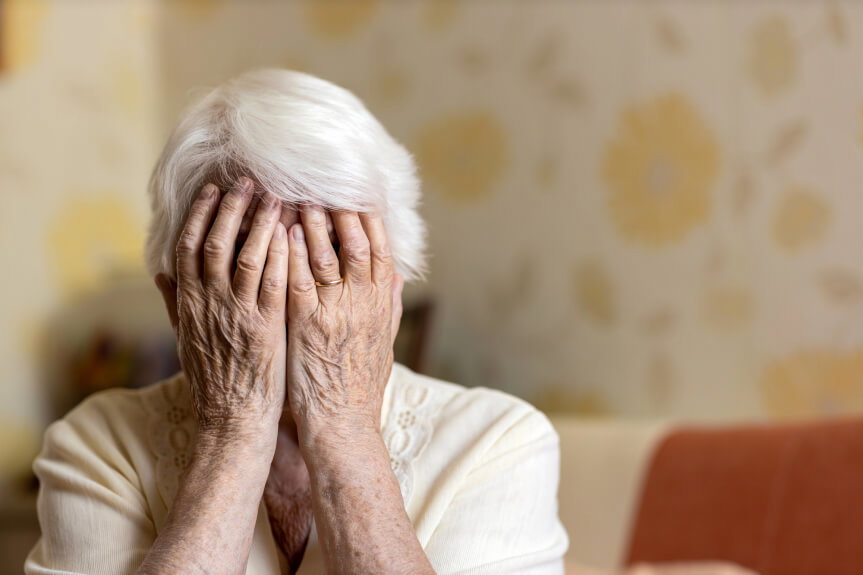 Seniorka straciła 27 tys. złotych. Wpuściła do domu sprzedawców koców
