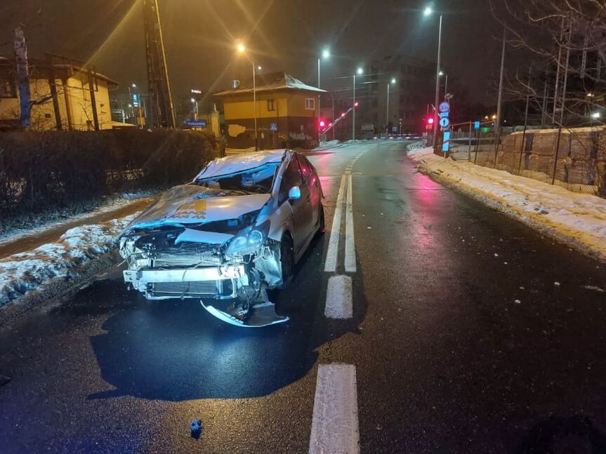 Staranował rogatki i wjechał w budynek. Miał prawie 2 promile