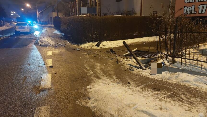 Staranował rogatki i wjechał w budynek. Miał prawie 2 promile