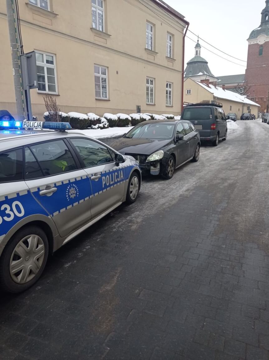 Trzy auta rozbite. Kierująca Volvo z mandatem